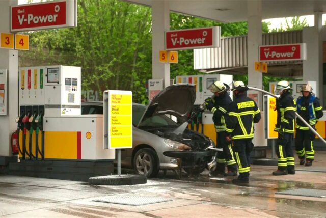 Ein Auto hat an einer Tankstelle in der Dortmunder Nordstadt Feuer gefangen.
