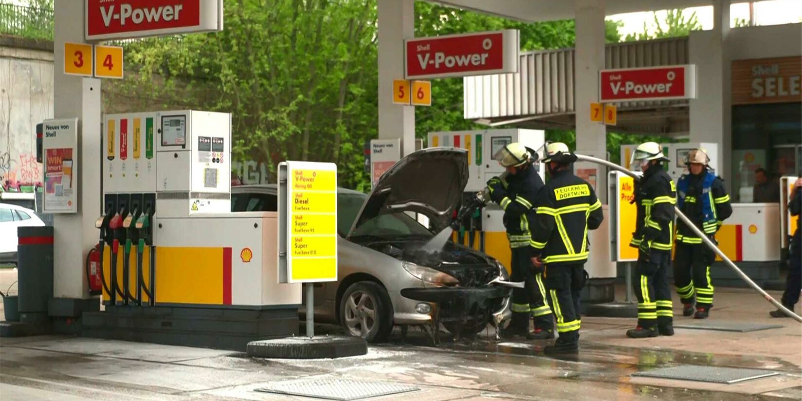 Auto brennt an Shell-Tankstelle in der Nordstadt