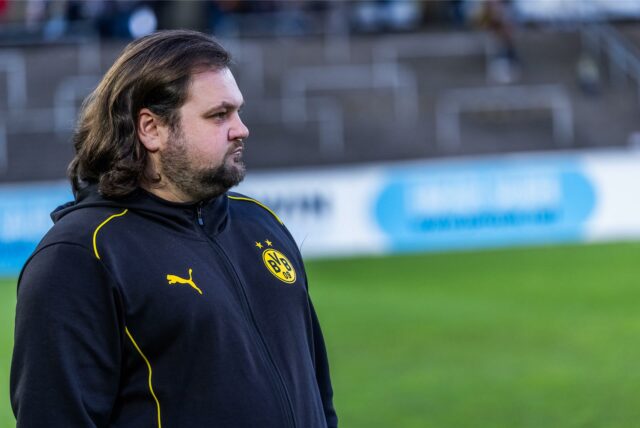 Thomas Sulewski, Trainer der BVB-Frauen, schaut auf den Platz.