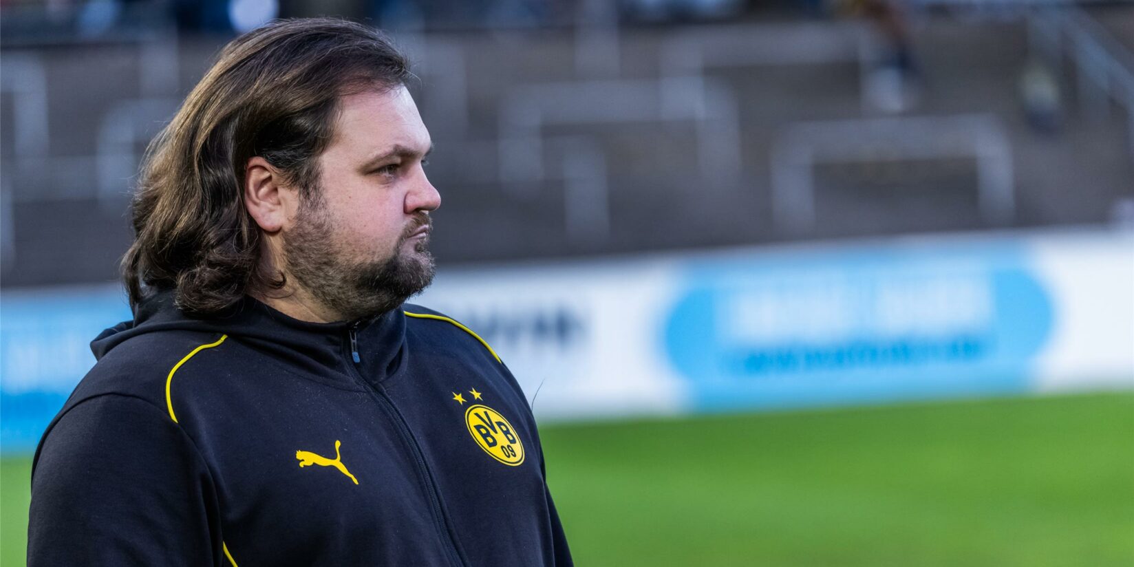 Thomas Sulewski, BVB-Frauen-Trainer, blickt auf das Derby