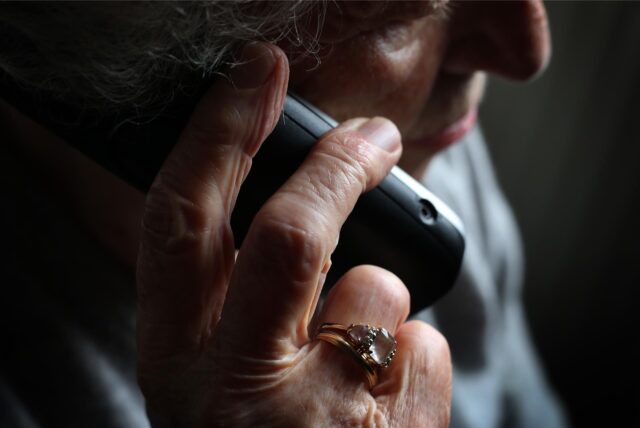 Eine Seniorin telefoniert