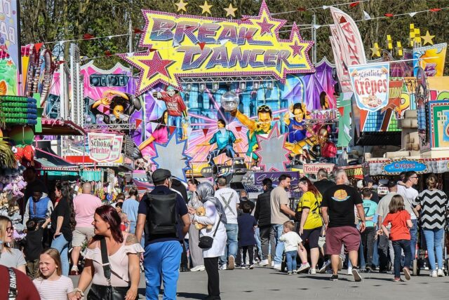 Auf strahlenden Sonnenschein wie am Eröffnungstag hatten die Schausteller für die „Fredolino“-Osterkirmes in Dortmund möglichst häufig gehofft. Am Donnerstag (24.4) schließen sie wegen des Regens gejoch früher.