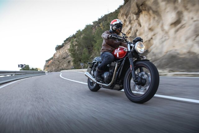 Auch Probefahrten mit Motorrädern der Marke Triumph – auf dem Foto fährt ein Mann mit einem Exemplar auf einer kurvigen Straße – sind möglich beim 5. „Bike ’n’ Ride Day“ am Sonntag, 4. Mai, auf dem ADAC-Übungsplatz an der Vinckestraße. (Symbolbild)