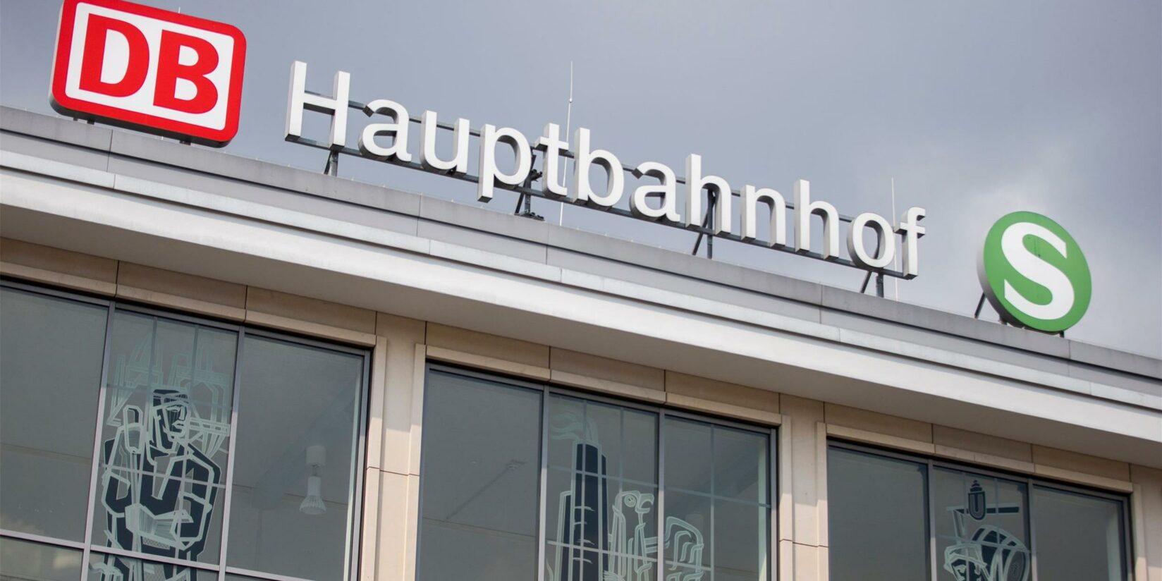 Mann bedroht Mitarbeiter mit Messer