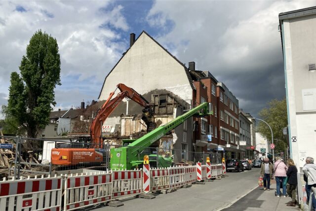 Bagger reißen ein Gebäude im Zentrum von Dortmund-Hombruch ab.