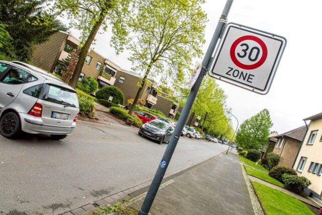 An der Hospitalstraße in Herten-Mitte weist ein Schild darauf hin, dass Autofahrer in eine Temp-30-Zone fahren.