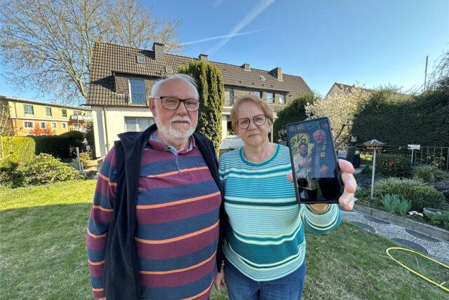 Friedbert und Bärbel Wiemers zeigen auf einem Smartphone ein Foto von Roswitha und Dietmar Bourgeois aus Dortmund-Huckarde, die beim Germanwings-Absturz ums Leben kamen.
