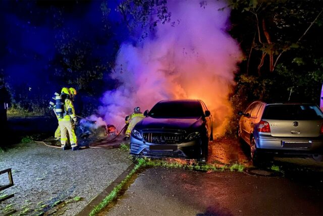 Am frühen Samstagmorgen ist im Stadtteil Deininghausen ein PKW in Brand geraten. die Flammen schlugen auf ein Auto über.