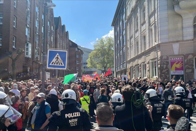 Die Gegendemonstranten müssen am Eisenmarkt in der City warten.