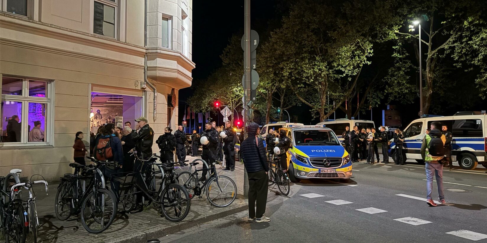 Auseinandersetzung zwischen Rechten und Linken – großer Polizeieinsatz