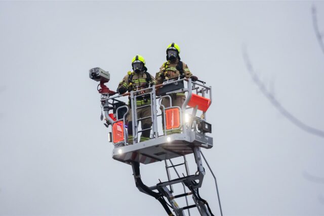 Mit der Drehleiter wurden vier Bewohner eines Mehrfamilienhauses an der Bodelschwingher Straße bei einem Wohnungsbrand von der Feuerwehr gerettet. (SYMBOLBILD)