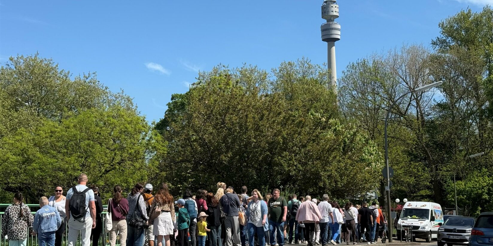 Trödelmarkt und schönes Wetter sorgen für lange Warteschlangen