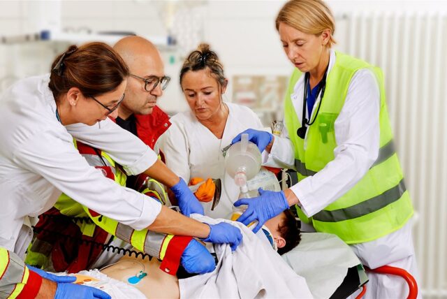 Dr. Anne Herbrich (r.), weitere Ärzte und Notfallsanitäter kümmern sich um einen Patienten im Rochus-Hospital in Castrop-Rauxel.