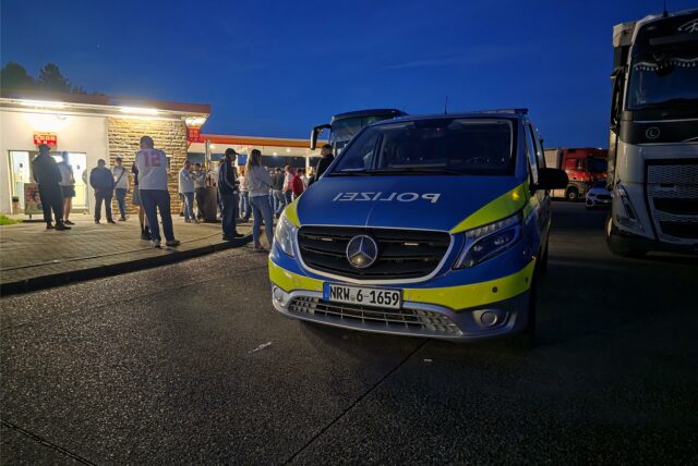 Ein Polizeifahrzeug am Rastplatz Lichtendorf Nord an der A1 in Dortmund