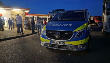 Fußballfans lösen Polizeieinsatz an Autobahn-Rastplatz aus