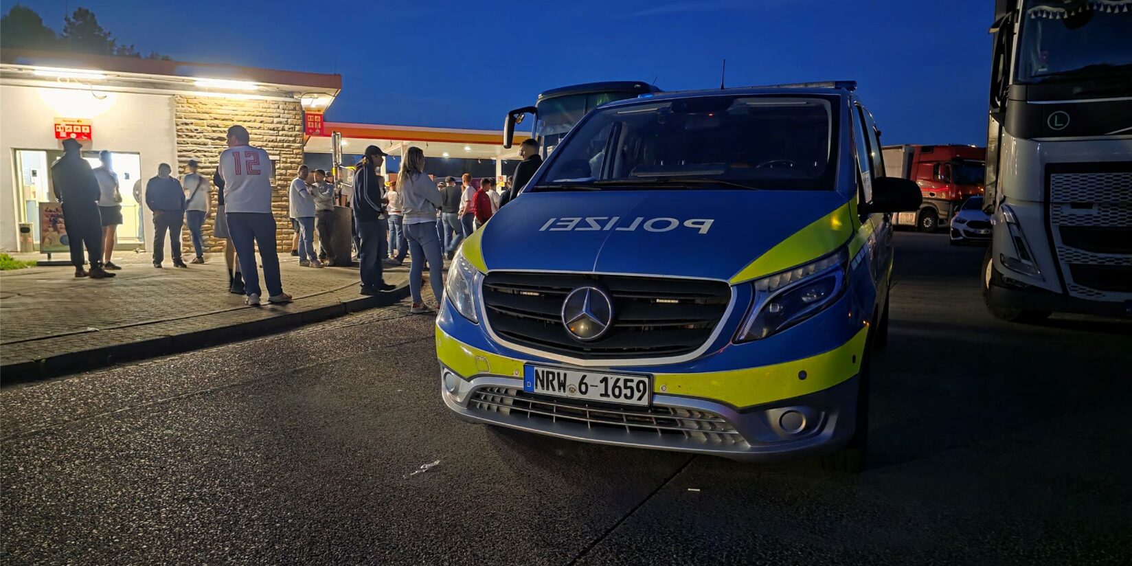 Fußballfans lösen Polizeieinsatz an Autobahn-Rastplatz aus