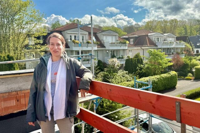 Kerstin Froese auf einer Baustelle.