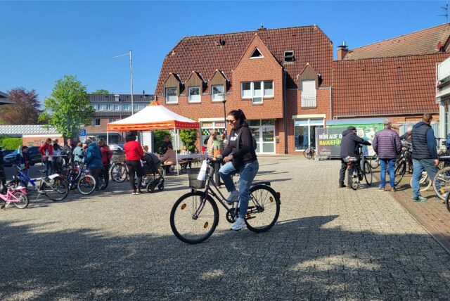 Frau radelt über den Platz
