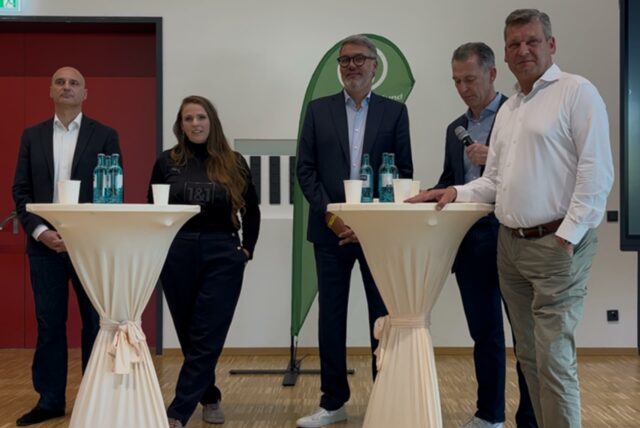 Vier Kandidaten und ein Moderator (v.l.): Alexander Kalouti (CDU), Katrin Lögering (Grüne), Thomas Westphal (SPD), Matthias Grasediek (Stadtsportbund), Martin Cremer (parteilos).