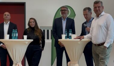 Einer zeigt, wie er plankt