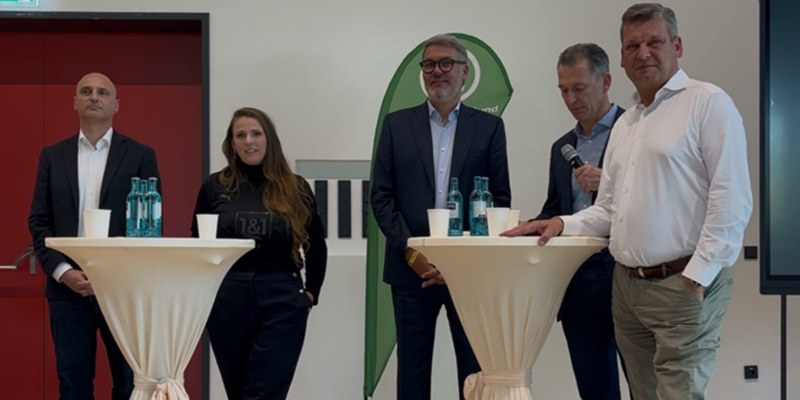 Einer zeigt, wie er plankt