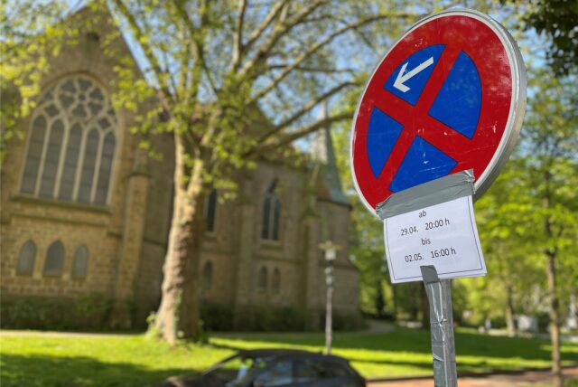 An der Goethestraße in Holzwickede weisen Schilder auf die Parksperrung hin.
