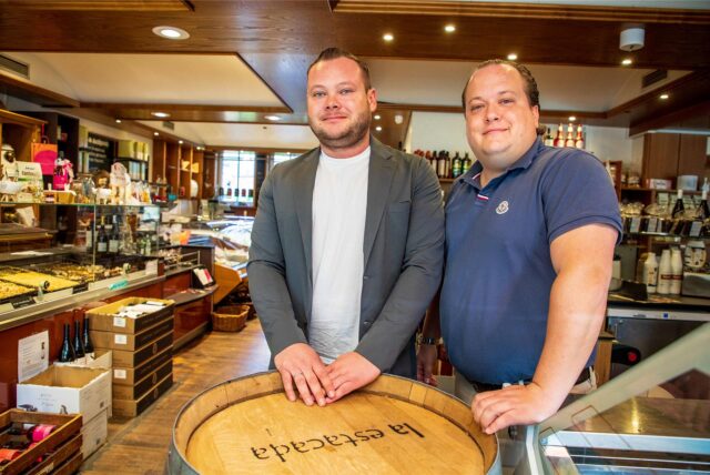 Die Betreiber Maximilian Knebel und Niklas Hammann stehen im Arkade in Herten-Westerholt vor einem Holzfass.