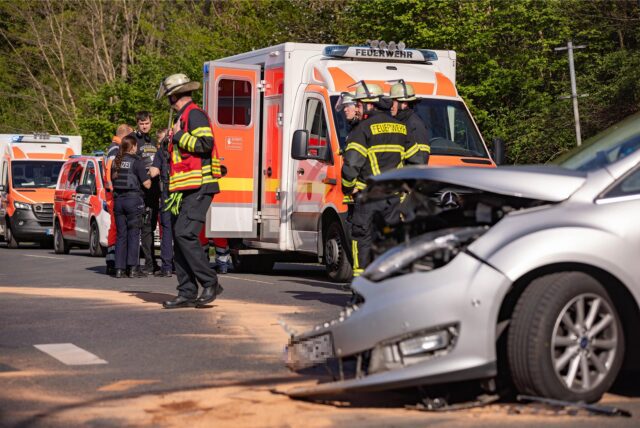 Rettungskräfte und Polizei sind nach einem Unfall an der Kreuzung Massener Hellweg/Gudrunstraße zwischen Unna und Dortmund im Einsatz.
