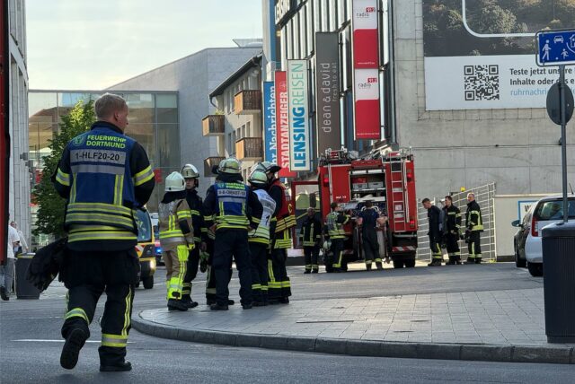 Die Feuerwehr Dortmund bei einem Einsatz in der City am Ausgang des Parkhauses zum Saturn