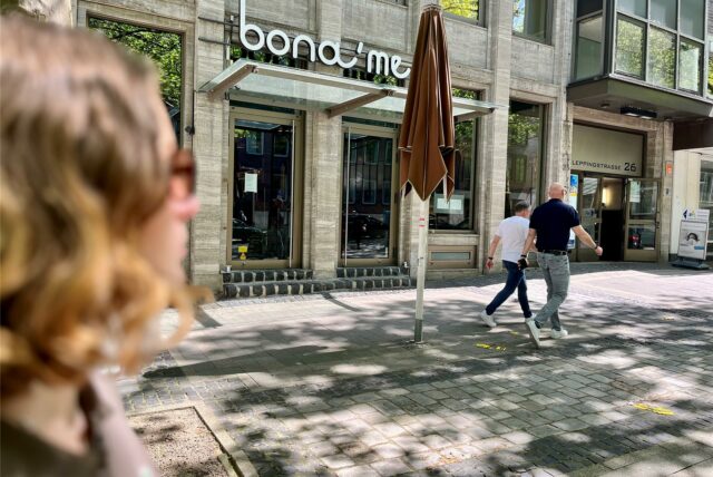 Passanten gehen am geschlossenen Restaurant bona’me in Dortmund vorbei.