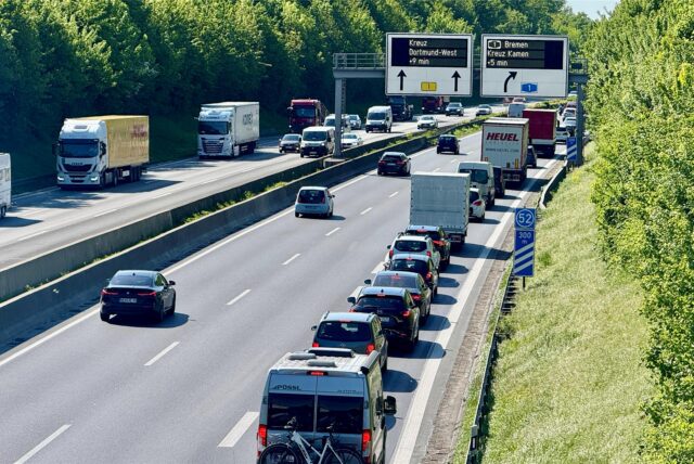 Stau auf der A44-Abfahrt in Richtung Bremen.