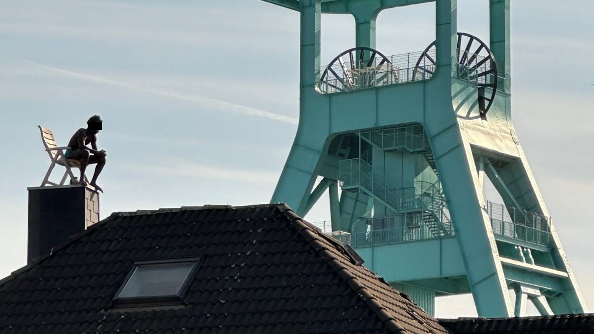 Dach-Drama in Bochum: 18-Jähriger wirft Ziegel auf Polizisten | Regional