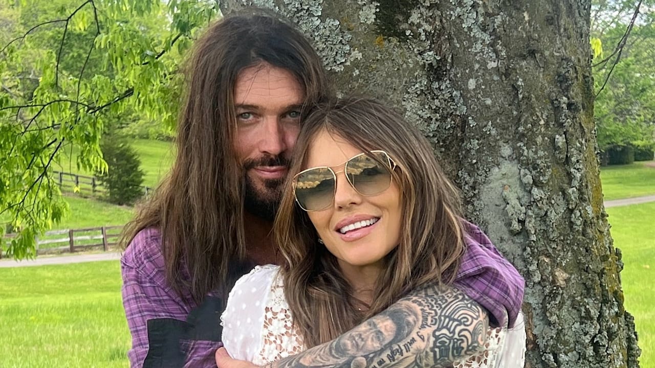 Elizabeth Hurley zeigt ihr Liebesglück mit Billy Ray Cyrus: Turtel-Zeit in Tennessee! | Unterhaltung