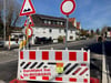 Das Schild hat Annette Ebert auf eigene Kosten anfertigen lassen - trotzdem trauen sich nur wenige Kunden, in die gesperrte Straße einzufahren.