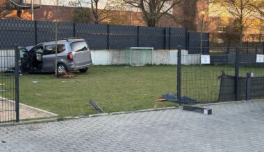 Unfall in Berlin: Auto rast über Kinderspielplatz und in Mauer – Fahrerin tot | Regional
