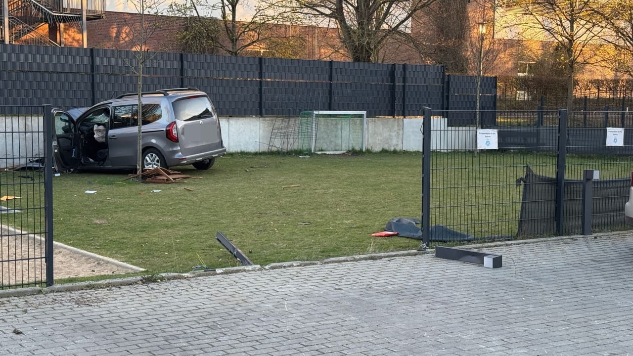 Unfall in Berlin: Auto rast über Kinderspielplatz und in Mauer – Fahrerin tot | Regional