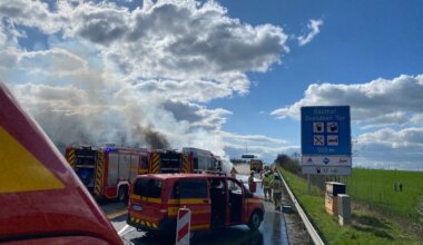 Stundenlange Vollsperrung - Lkw mit Säureabfällen brennt auf A4 bei Dresden - Panorama