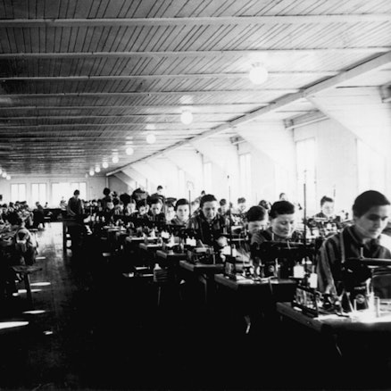 Das Foto zeigt Häftlingsarbeit in der Schneiderei des Konzentrationslagers Ravensbrück.