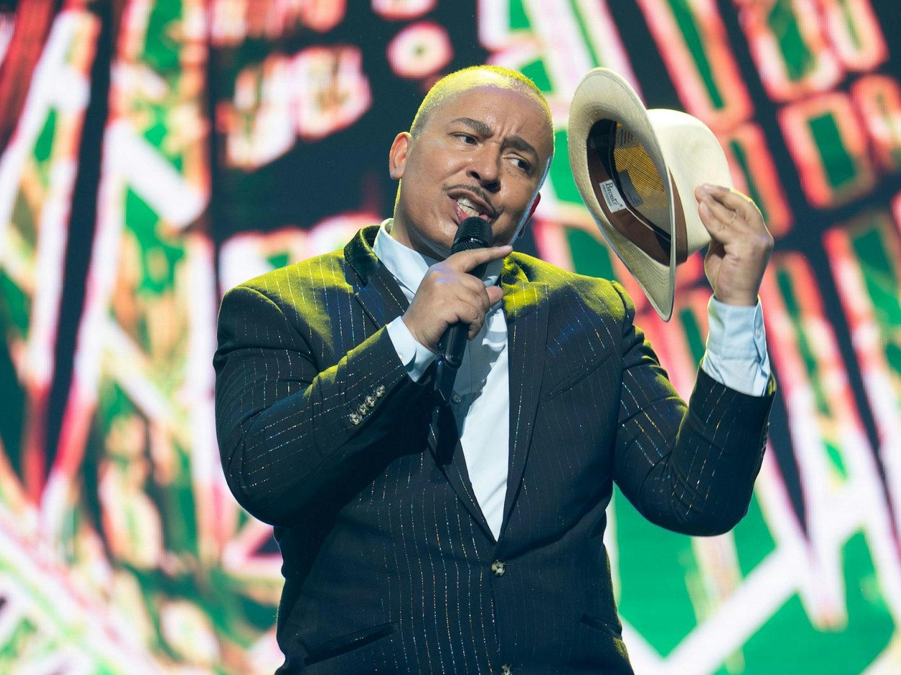 Auf einer echten Tanzparty darf Lou Bega mit „Mambo No. 5“ natürlich nicht fehlen: Lou Bega bei einem Auftritt am 5. März 2025 in der „Giovannia Zarrella Show“. (Bild: ZDF/Sascha Baumann)