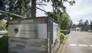 Drei Jahre nach einem illegalen Autorennen mit zwei toten Kindern in Niedersachsen ist das Urteil gegen die beiden Angeklagten rechtskräftig. Der Bundesgerichtshof bestätigte es. Eine Frau ist damit zu lebenslanger Haft verurteilt. (Thomas Lohnes)