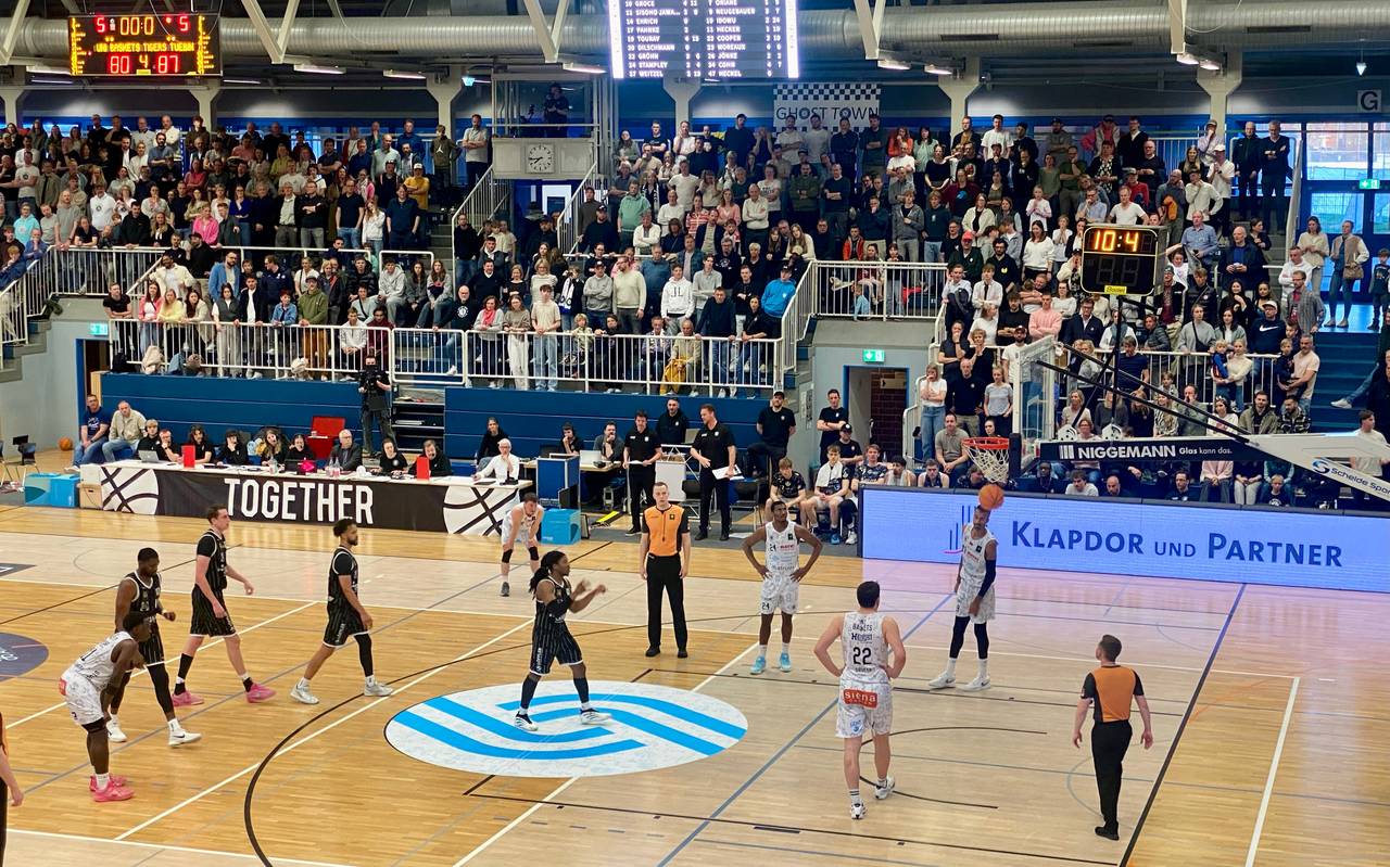 Spielszene Uni Baskets gegen Tigers Tübingen.