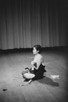 1964 wurde „Cut Piece“ von und mit Yoko Ono uraufgeführt, im Gropius Bau sind zwei dieser dokumentierten Performances zu sehen.
