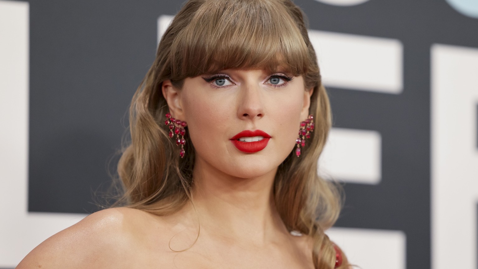 epa11871378 US singer-songwriter Taylor Swift on the red carpet for the 67th annual Grammy Awards ceremony at Crypto.com Arena in Los Angeles, California, USA, 02 February 2025. EPA/ALLISON DINNER
