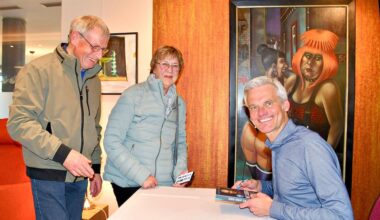 Nach seiner Lesung im Arthotel Havelberg signiert  Ironman und Nachrichtensprecher Thorsten Schröder sein Buch „Mit jeder Faser“. Ingrid und Olaf Rambeau fühlen sich durch ihn bestärkt darin, dass Bewegung wichtig ist.