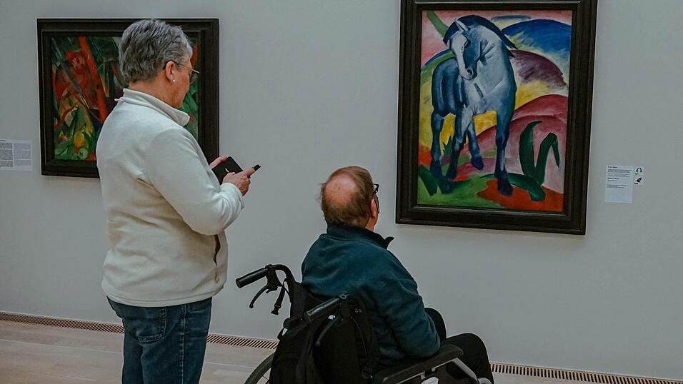 Obwohl Bernds Ausbildungsort nur etwa 400 Meter davon entfernt liegt, hatte er es nie geschafft, dem Lenbachhaus einen Besuch abzustatten. Jetzt war er glücklich darüber, die Kunstausstellung nach all der Zeit endlich besichtigen zu können.