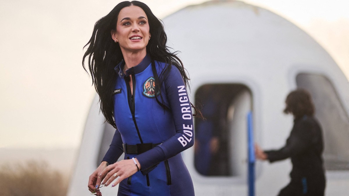 Katy Perry blasted off to an altitude of more than 100 kilometers aboard a Blue Origin rocket, accompanied by five other women Katy Perry American singer Katy Perry blasted off on Monday, April 14, 20 ...