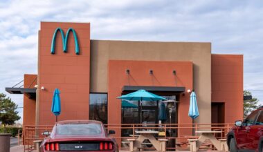 Weltweit einzigartig: Darum hat diese McDonald’s-Filiale kein gelbes M | Leben & Wissen