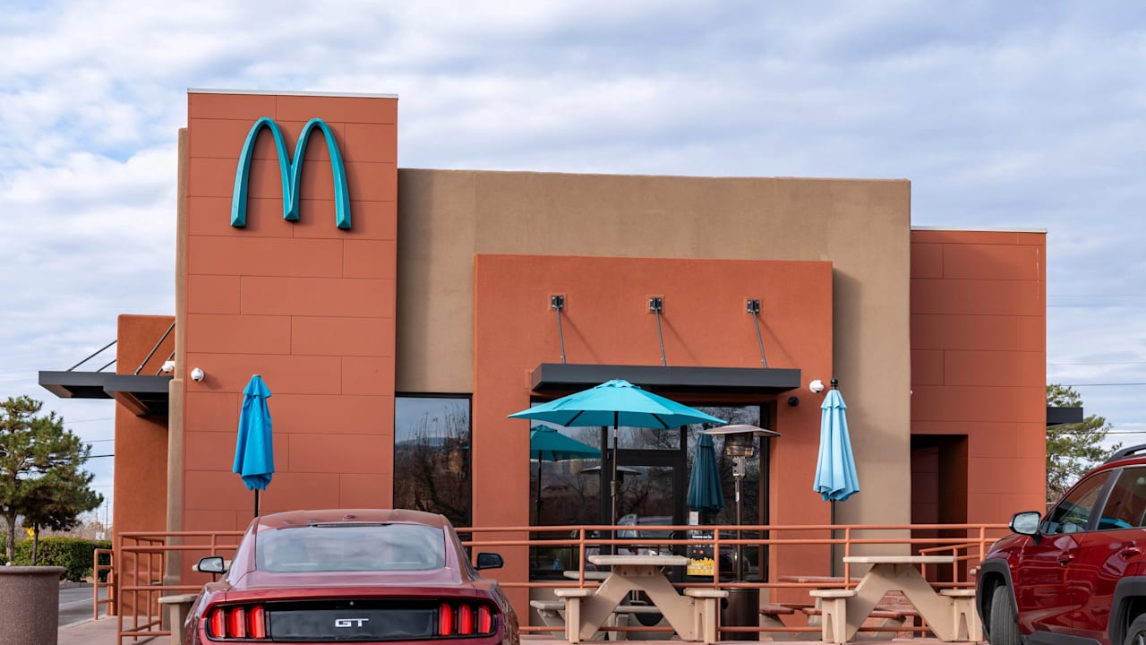 Weltweit einzigartig: Darum hat diese McDonald’s-Filiale kein gelbes M | Leben & Wissen