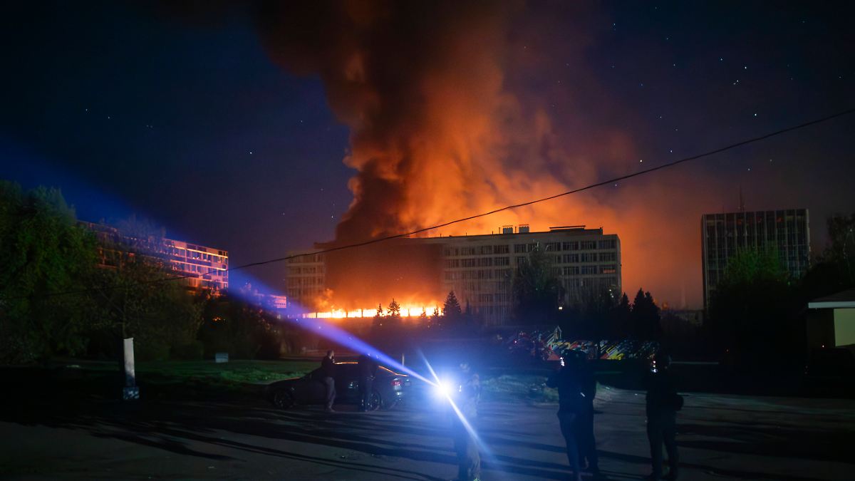 Explosionen in Charkiw: Russen greifen in mehreren Wellen an - Toter und Verletzte