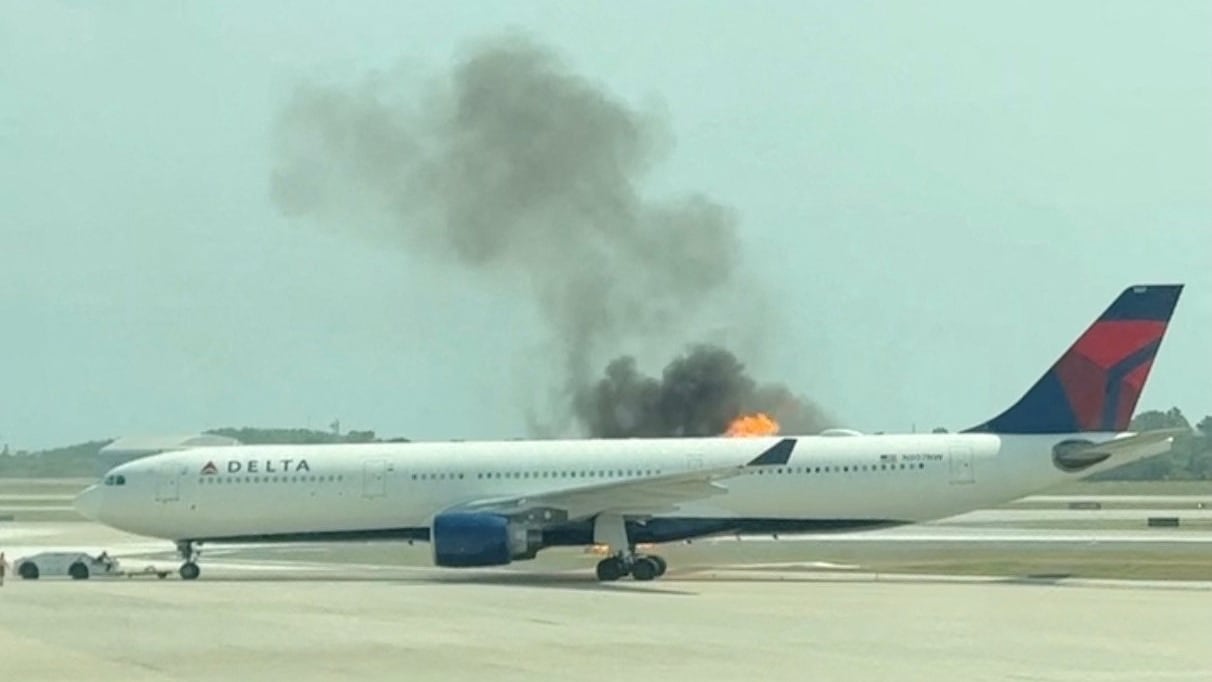 Feuer in Flugzeug: 300 Menschen wegen brennendem Triebwerk evakuiert | News